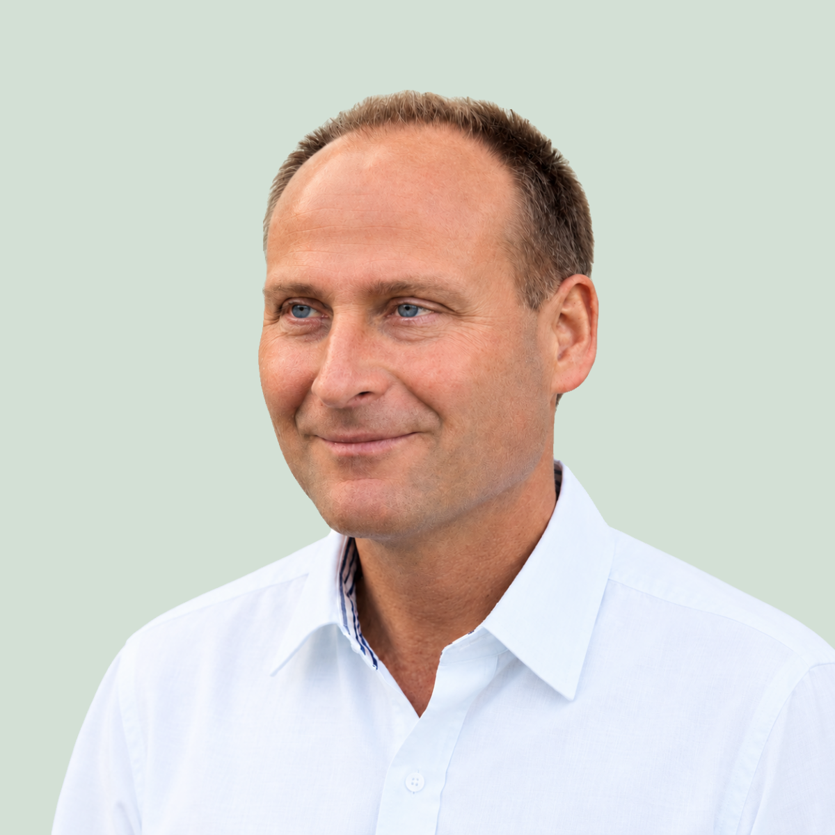 Augenarzt Dr. Küffmeier lächelt freundlich in die Kamera.