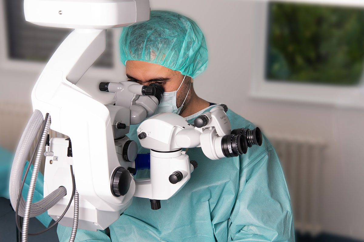 Augenarzt bei einer Operation mit Mikroskop im Westfalica Augenzentrum.